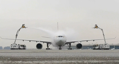 雪后飛機如何除冰？